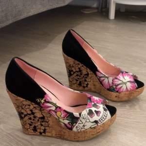 Ed Hardy klackar - Snygga och sköna skor. De ser använda ut på insidan men på utsidan ser de knappt använda ut alls! 