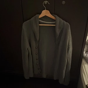 Cardigan - En snygg grå stickad cardigan i storlek M. Tts, passar bra nut lil hösten eftersom den är varm och bekväm🔥