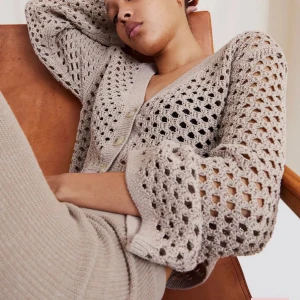 Virkad kofta med knappar - Denna fina kofta är till salu, lite kortare i modellen🌺 superfin och i nyskick!