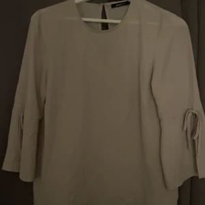 Beige Blus - supergullig blus ifrån ginatricot, endast testat 🤍