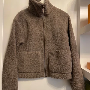 Brun teddy jacka - Säljer denna populära teddy jackan/koftan från hm. Endast testad. Slutsåld överallt🫶🏼