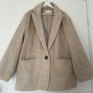 Jacka Kavaj - Ljusbiege varm Kavaj/Jacka från asos 🤍 aldrig andvänd då det var för stor för mig :)