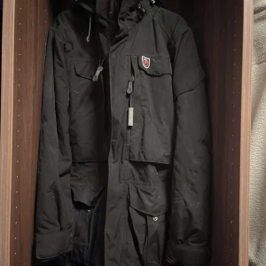 Fjällräven - Säljer nu denna fjällräven jacka då den inte kommer till användning. Den är väl använd och har varit på vinden ett tag därav har den lite fläckar Den har många rymliga fickor! Och inget som är sönder på den. Modellen finns inte att hitta längre Stl.S