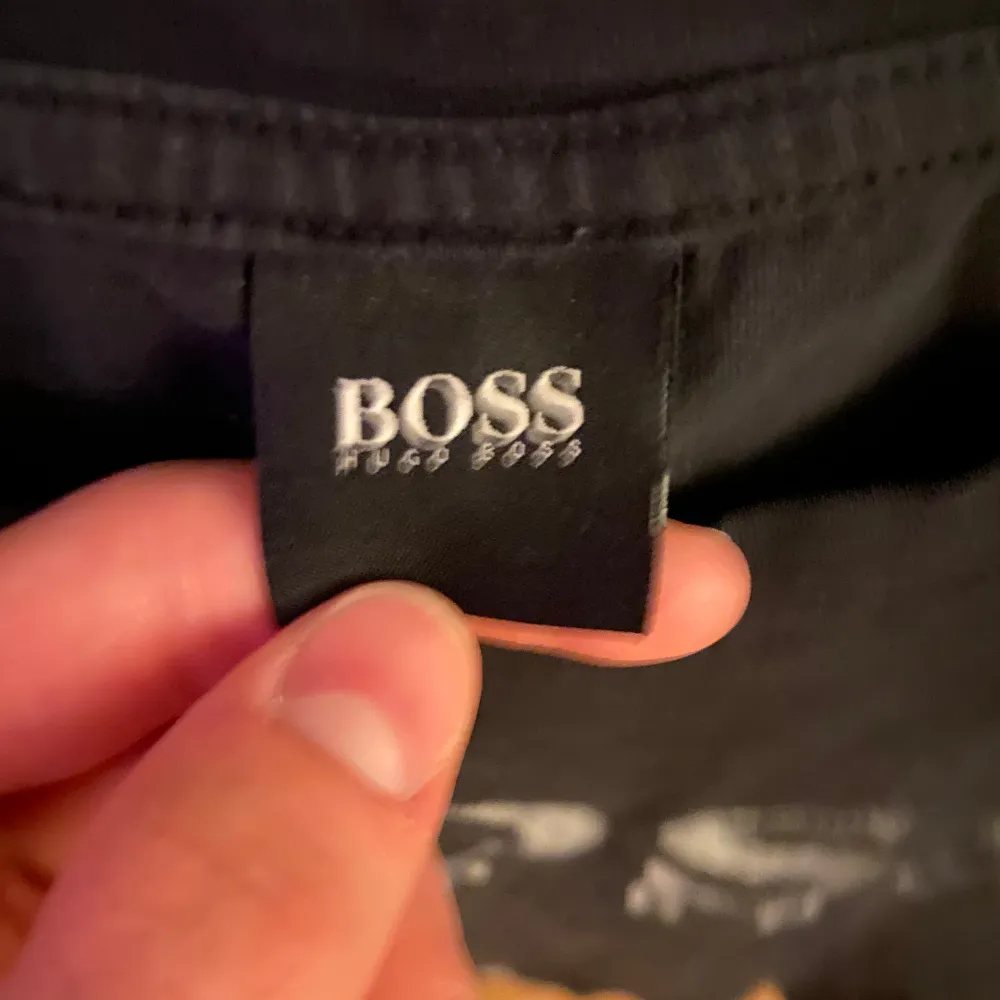 Hugo Boss t shirt I väldigt fint skick storleken är S sitter också väldigt snyggt på👍. T-shirts.