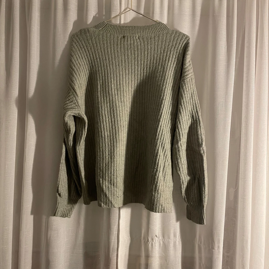 Grå ribbad tröja från H&M - 90