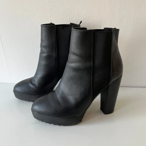 Svarta h&m stövletter stl 38 - Svarta skor från h&m i storlek 38. Rimlig till size 🖤 Tyvärr är jag inte stl 38 längre utan mer åt 39 så kan inte ha dessa 🖤 Avvikelser finns på undersidan & vid vissa sömmar men inget som påverkar funktionen - se bilder 🖤 ca 9.5cm klack, 2.5cm platå