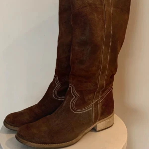 Mocka stövlar - Fina bruna mocka stövlar made om italy i storlek 39. De är i jätte fint skick, passar också en 40. 