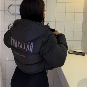 Trapstar jacka  - Säljer denna trapstar jacka använd ett få antal gånger.   Storlek s men passar även xs   