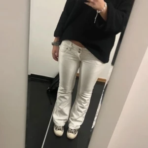 Vita bootcut jeans  - Så snygga vita lågmidjade bootcut jeans! De är bra kvalitet men de har några jättesmå fläckar längst ner på benen, inget man tänker på. Midjemått 38 och innerbenslängd 75❣️