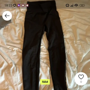Svarta leggings - Säljer ett par svarta leggings i bra skick. De är högmidjade och har en tight passform, perfekta för både vardag och träning. Materialet är mjukt och stretchigt, vilket gör dem superbekväma att ha på sig. (Köpts på plick men var för små) 