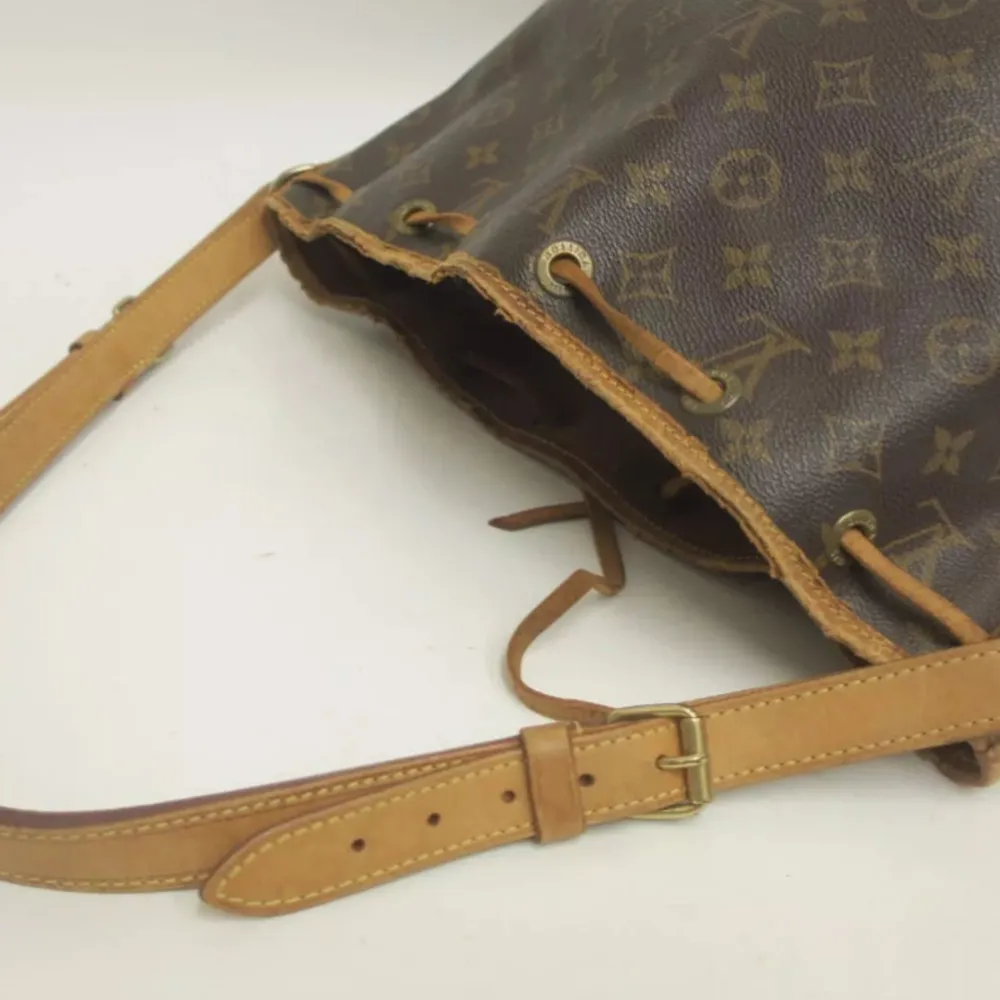 Vackra Louis Vuitton Petit Noe! Har blivit go-to-väskan för alla skandinaviska tjejer med goda skäl då den är tidlös, har en klassiskt vacker design och passar alla tillfällen.. Väskor.