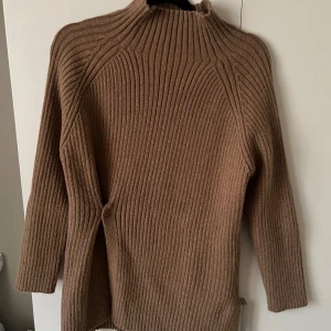 Stickad tröja  - Använd bara några gånger, normal i storleken 