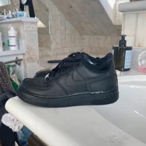 Svarta air force  - Svarta air force i stolek 36