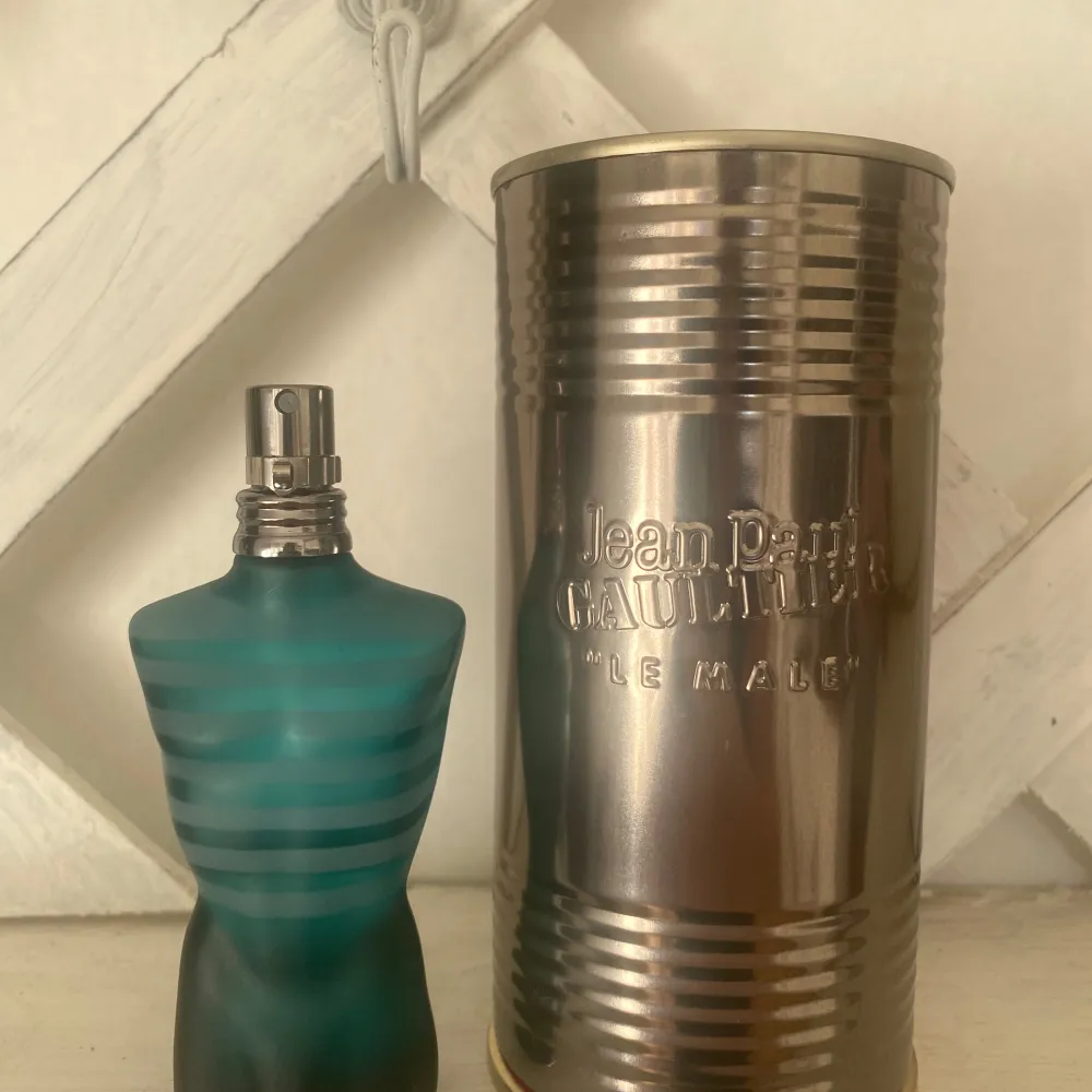 Jean Paul Gaultier ”Le male”, 40 ml.  Lite mindre än hälften kvar. Köpt på Kicks för drygt 700. Skönhet.