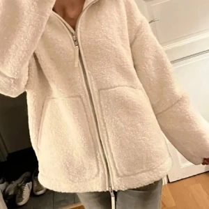 H&M teddyjacka - Aldrig använt, så jätte fint skick🩷 Slutsåld överallt!