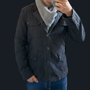 Feild jacka  - Säljer denna riktigt snygga marinblå jackan perfekt för hösten och vinterns alla dagar. Vid frågor och funderingar skriv 