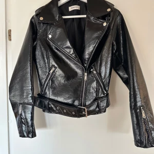 Skinnjacka  - Skinnjacka med en spricka i en söm. Går att sy. Ej använd pga att den va sönder när jag köpte den, tyvärr