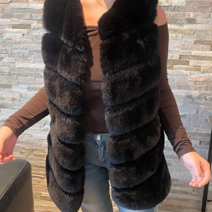 Päls väst  - Svart päls väst som går nedanför rumpan, original köpt för 900 SEK, inte kommit till användning många gånger så den är i fint skick. Storlek M/L