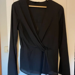 Svart blus - Svart blus i mycket bra skick från missguided😍