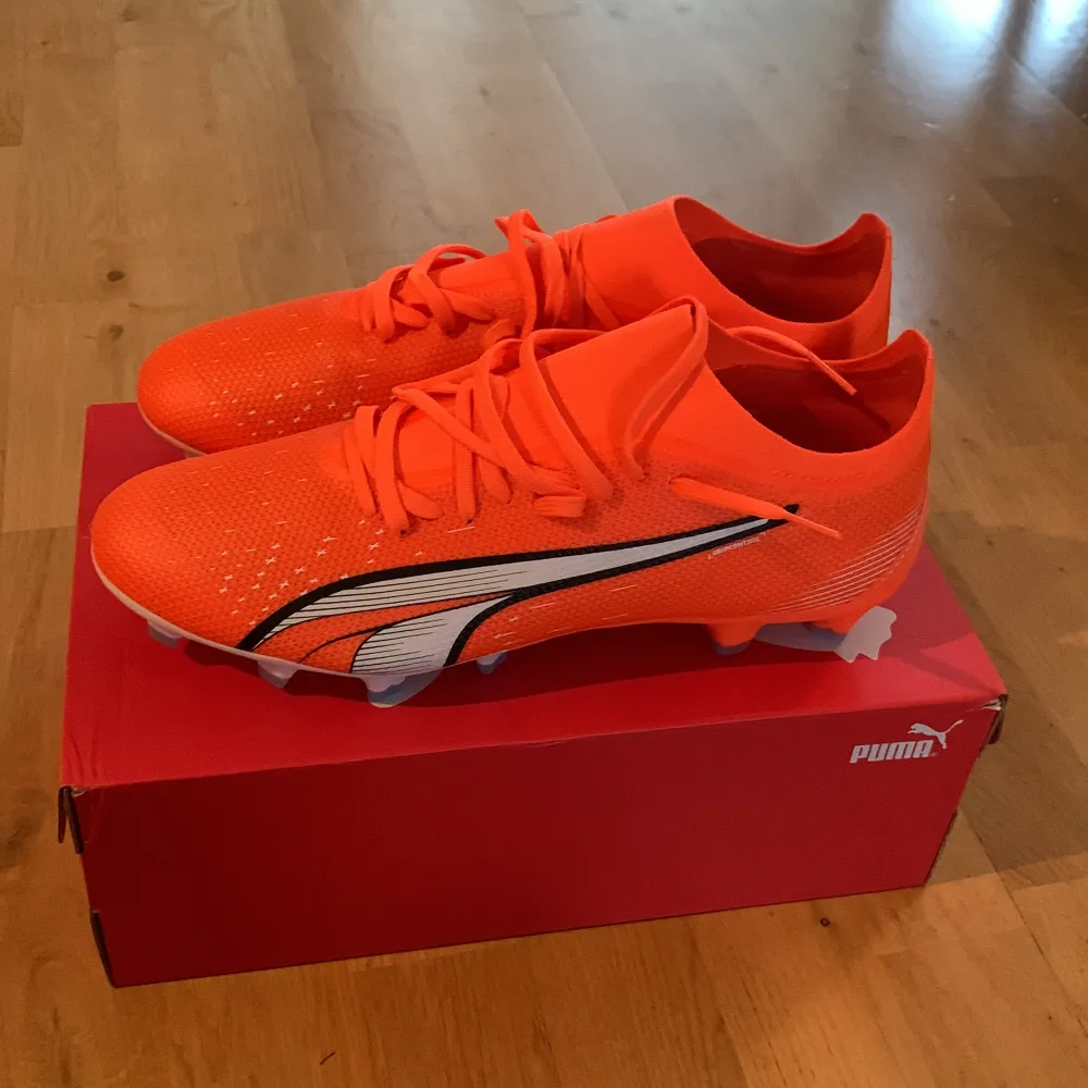 Helt nya snygga orangea puma skor. Passar perfekt till nya säsongen. . Skor.