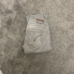 Dondup george jeans - Säljer dessa feta dondup jeans som är i skick: 10/10 och är helt nya. storleken på jeansen är W30 och de är en riktigt fet modell och har riktigt snygga slitningar. Nypris: 3500 mitt pris: 799