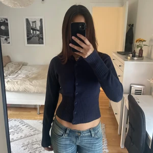 Stickad kofta - Säljer denna jättefina kofta från Nelly då den tyvärr inte kommer till användning. Knappt använd alltså i nyskick (nypris 399kr)!🌸