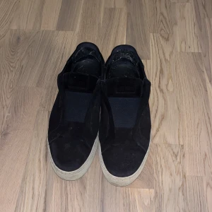 Axel arigato clean 360 laceless - Säljer pga de är för stora för mig. de har några fel men de fungerar bra. nypris ca. 2500kr. De kommer med skorlartongen också.