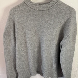 Stickad tröja  - Grå stickad tröja från pull & bear, använd en enstaka gång! Pris kan diskuteras 