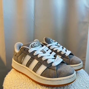 Adidas Campus 00s Grey white - Jätte fina Adidas Campus 00s inköpta detta år i mycket bra skick. Varsamt använda och inga tydliga slitage eller skador finns, de är i princip som nya bortsett från creasing där framme. 