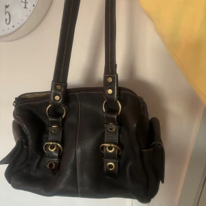 Mörkbrun väska - Jättefin och rymlig mörkbrun väska i äkta skinn! Perfekt till skolan då den rymmer mycket :) nyskick