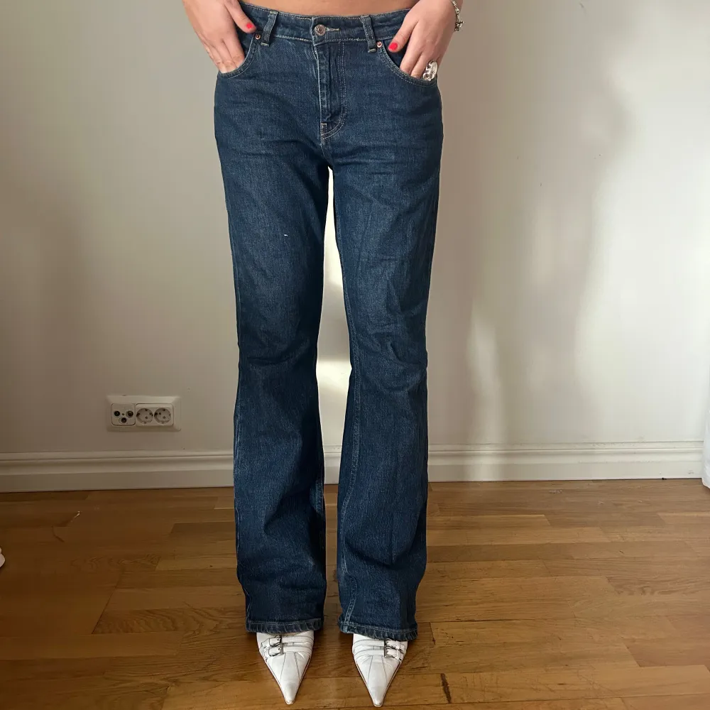 Skit snygga mörkblå bootcut jeans!! Lite slitna där ner men inget man tänker på💕💕. Jeans & Byxor.