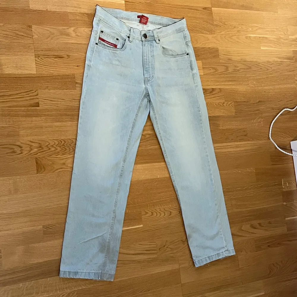 Säljer mina riktigt snygga ecko unltd losse fit jeans i storlek 32/32 för ett riktigt bra pris. Vid frågor om jeansen eller nåt annat så är det bara att fråga. Pris går att diskuteras!. Jeans & Byxor.