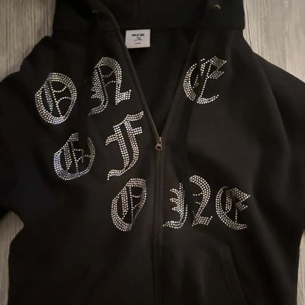 Storlek M! Rhinestone hoodie😆Frågar kan alltid ställas bara skriva! Priset kan diskuteras 😄🔥🦞. Hoodies.