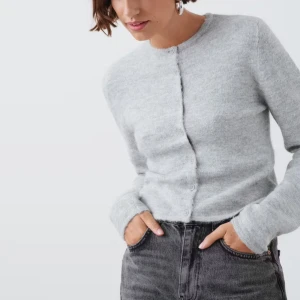 Grå kofta🙌🏻 - En slutsåld stickad kofta från Gina tricot. Köpte i vintras för 399kr men har endast använt en gång då jag inte tycker den sitter bra på mig. 