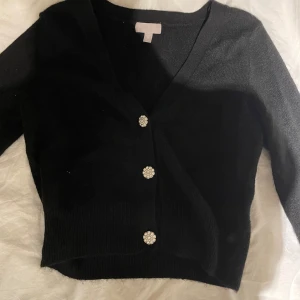 Stickad tröja - Stickad tröja/kofta med fina diamanter på  Aldrig använd så den är som ny, nypris 300kr  Strl S