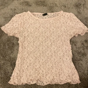 Spets topp - en ljus rosa croppad t-shirt med spets på storlek s säljs för jag ej använder den, använd ca 2 gånger 