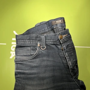  Neuw jeans - Säljer ett par snygga blå jeans från Neuw i storlek bild 2. De har en slim passform och är i bra skick. Perfekta för både vardag och fest! 🕺har en defekt som är att vänster fickan hade massor av hål något som syddes igen ordentlig därför så billigt pris