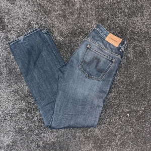 J lindeberg jeans - Straight leg jeans som är så utroligt snygga i passform men även wash. Köpte byxorna på plick. Skick 8/10 inga skavanker