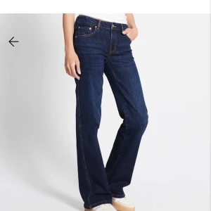 Mörkblå jeans med bootcut - Säljer ett par snygga mörkblå jeans med bootcut. De har en klassisk femficksdesign och är tillverkade i slitstarkt denim. Perfekta för både vardag och fest!