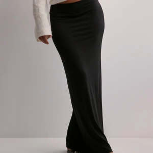 Långkjol  - Svart lågmidjad kjol med lappen kvar!!💕längd: 98cm