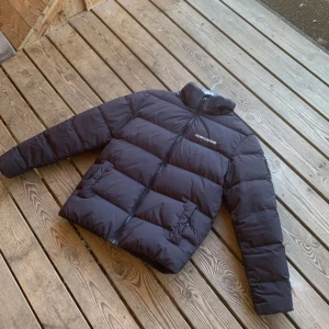 Jacka - Säljer denna vinter jacka.  Den har antal fläckar och hängaren är trasig men annars är den helt vanlig!