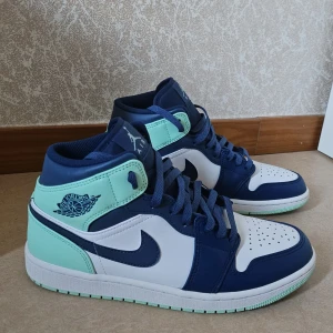 Nike Air Jordan 1 Mid - Blå/Grön - Helt nya skor i st 42 jag har inte använt dom pgav av jag fick andra skor. Och såklart är dom. äkta.