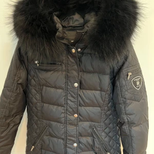 ZORA  rockandblue jacka  - Korta modellen utav rock and blue ( ZORA) som använts 3-4 gånger då jag även har den längre modellen som passade mig bättre. 🌸  STORLEK 40   BESKRIVNING FRÅN ÅTERFÖRSÄLJARE:   Rockandblue Zora dunjacka för kvinnor är ett stilfullt och praktiskt val f