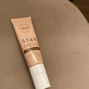 Lumene Stay Weightless Foundation - Säljer en Lumene Stay Weightless Foundation i nyansen 9 Deep Rich. Denna foundation är perfekt för dig som vill ha en lätt och naturlig finish med bra täckning. Kommer i en praktisk tub med pump för enkel applicering. Perfekt för vardagsbruk!