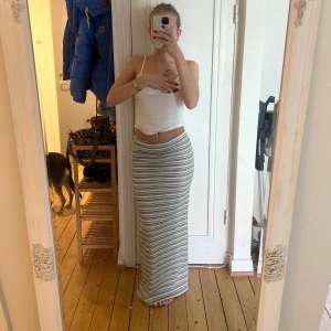 Långkjol  - Randig Långkjol perfekt för vintern med en tjocktröja över eller på sommaren med en topp. 😍