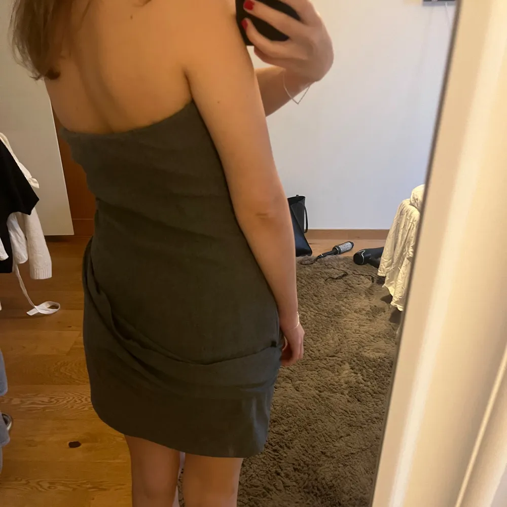 Säljer grå klänning från zara. Endast använd en gång. Nyskick . Mekot.