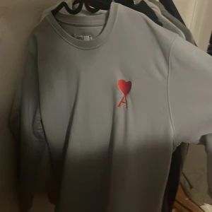 Ami Paris Tröja - ny ami paris tröja, knappt använd. Storlek L men passar även som M. pris kan diskuteras😁