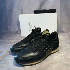 Valentino Rockrunners Skor Marknadens fetaste och populäraste sko inför vintern! Skick 9/10, extremt bra! Storlek 42 men sitter lite större. Box och dustbag medföljer! Hör av dig om du har någon fråga eller fundering så svarar vi med glädje!😁🤝