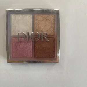 Dior Backstage Glow Face Palette 001 Universal - Säljer en Dior Backstage Glow Face Palette i nyansen 001 Universal. Paletten innehåller fyra färger: Strobe White, Strobe Gold, Blush Pink och Blush Bronze. Perfekt för att skapa en strålande look med både highlighter och blush och bronzer. 💕Använd innan som man ser på andra bilden!💕 Nypris 600kr. Jag har använd den knappt 5-8 ggr. Tveka inte att höra av dig!💕