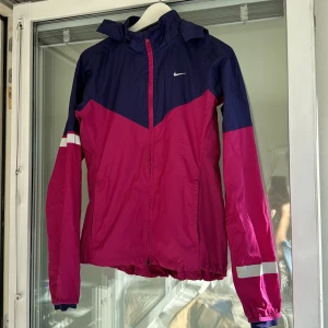 Nike sportjacka - En lätt sportjacka med luva och lufthål i sidorna. Perfekt för löpning eller golf. Väldigt bra skick.